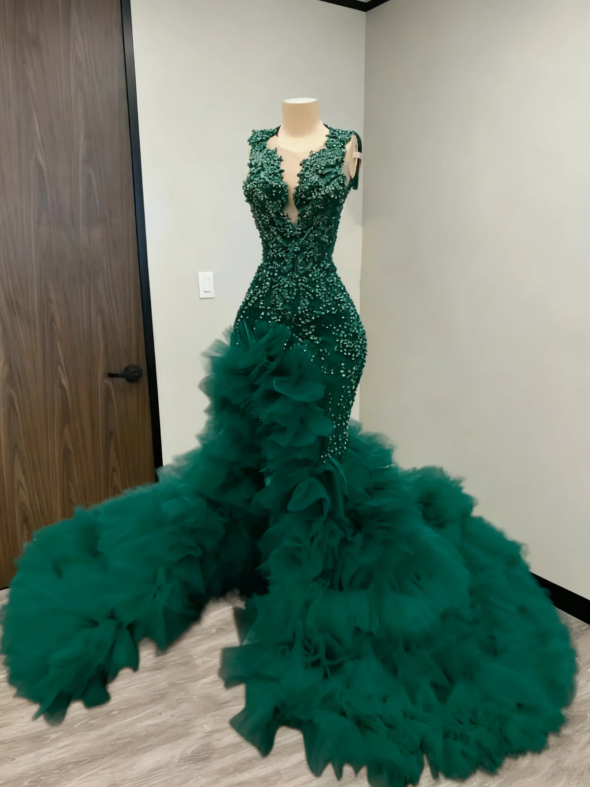 Nuovo arrivo 2026 diamanti rossi abiti da ballo perline scintillanti abiti di paillettes per ragazze nere volant abiti da sposa di gala personalizzati
