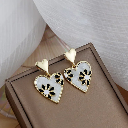 Orecchini da donna a forma di cuore con fiore retrò alla moda con orecchini in smalto con motivo a margherita, regali per gioielli da festa per le donne