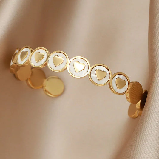 Bracciale aperto in acciaio inossidabile di alta qualità con design a cuore Bracciale in titanio con conchiglia d'amore per regali di accessori per gioielli da donna