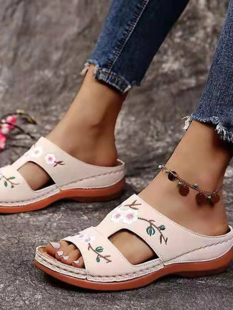Ciabatte estive da spiaggia alla moda per l'uso all'aperto, sandali piatti con decorazioni floreali in stile vacanza.