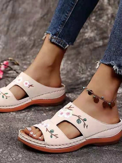 Ciabatte estive da spiaggia alla moda per l'uso all'aperto, sandali piatti con decorazioni floreali in stile vacanza.