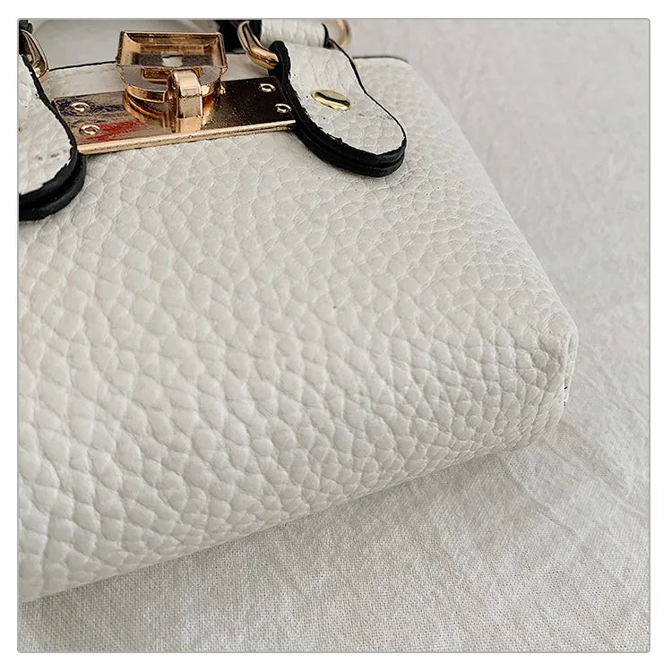 Borsa quadrata piccola da ragazza a tracolla per l'estate 2025, i nuovi bambini classici che portano una borsa a tracolla monospalla. portachiavi portafoglio