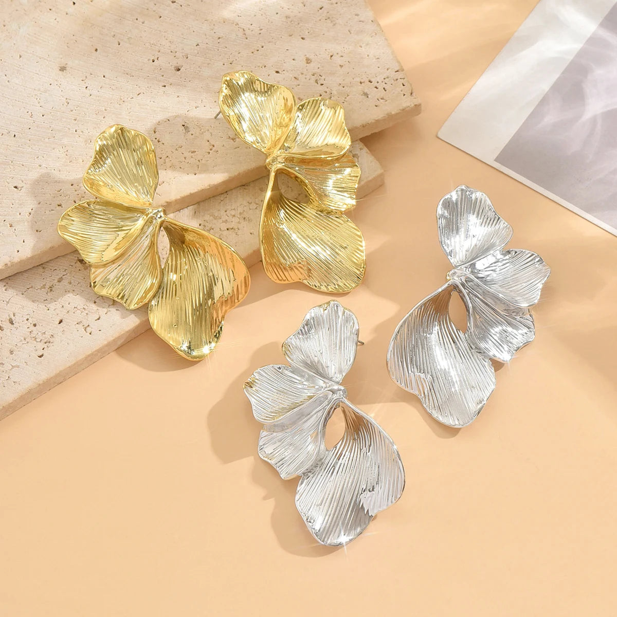 Eleganti orecchini a bottone con mezze fiori con foglie di ginkgo per le donne Design Sense Orecchini penetranti con petali color oro Gioielli da donna