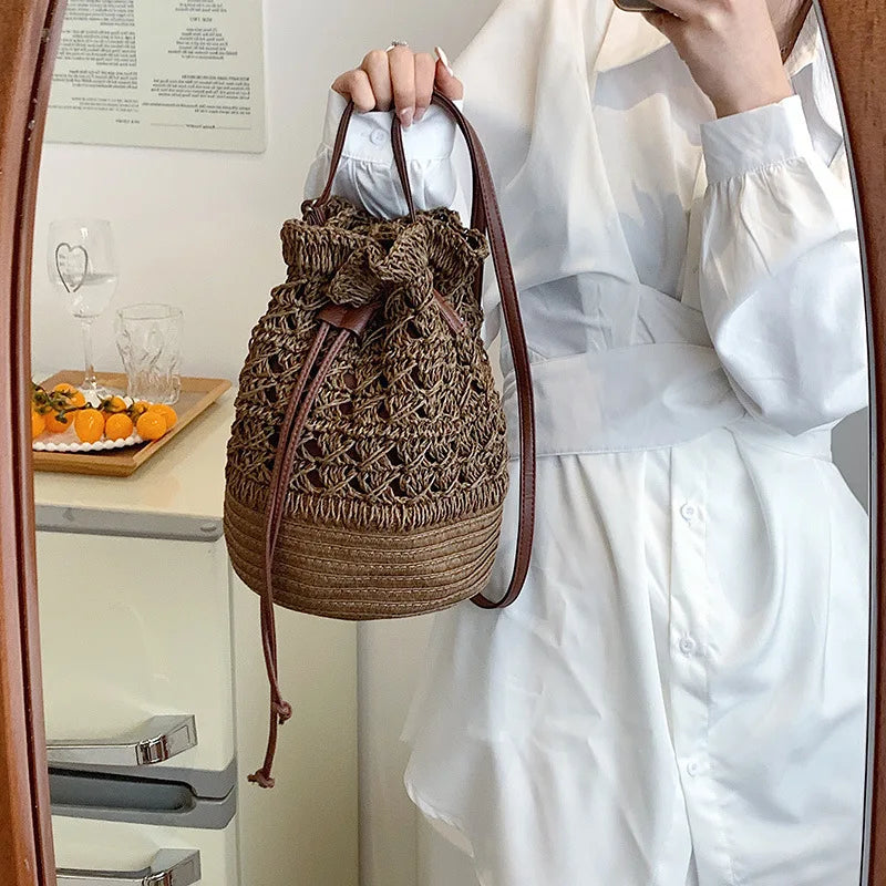Borsa a tracolla da spiaggia in paglia estiva da donna fatta a mano borsa a tracolla con coulisse cava intrecciata borsa da viaggio con Design femminile di moda lavorata a maglia