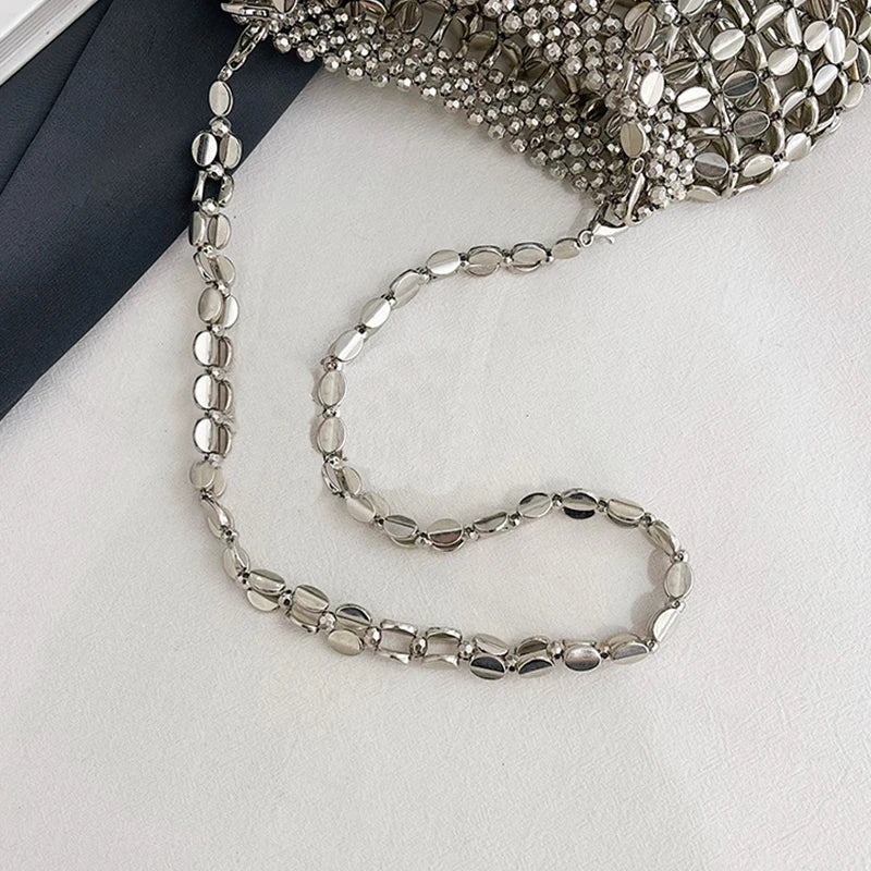 Borsa a tracolla intrecciata con perline fatta a mano di lusso francese leggera Borsa a tracolla versatile cava con design estivo in metallo 2025 per donna