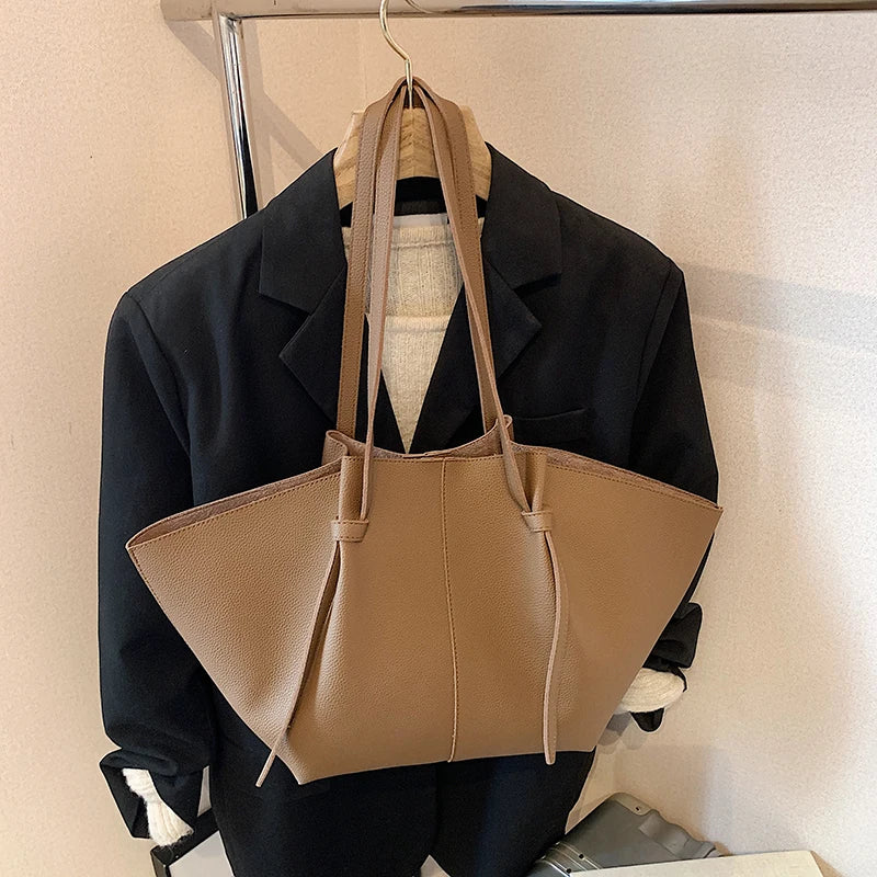 Estate nuova borsa tote di grande capacità moda alla moda modello litchi tinta unita trama semplice borsa monospalla sotto le ascelle