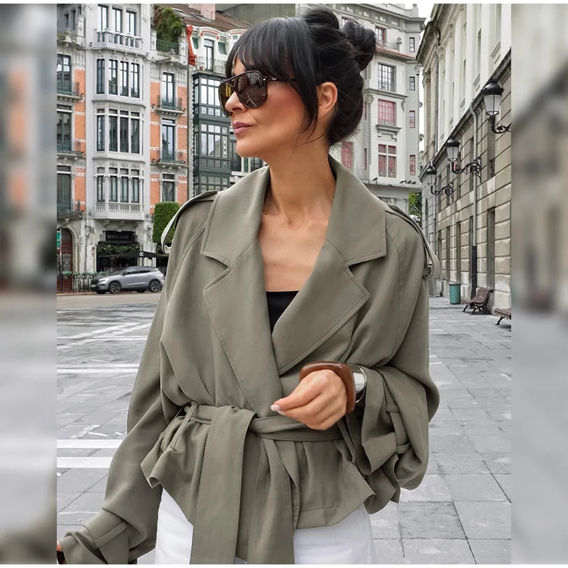 Trench con lacci con risvolto solido per le donne Moda maniche lunghe spalla larga cappotto corto allentato 2025 Nuovo autunno pendolari Outwear
