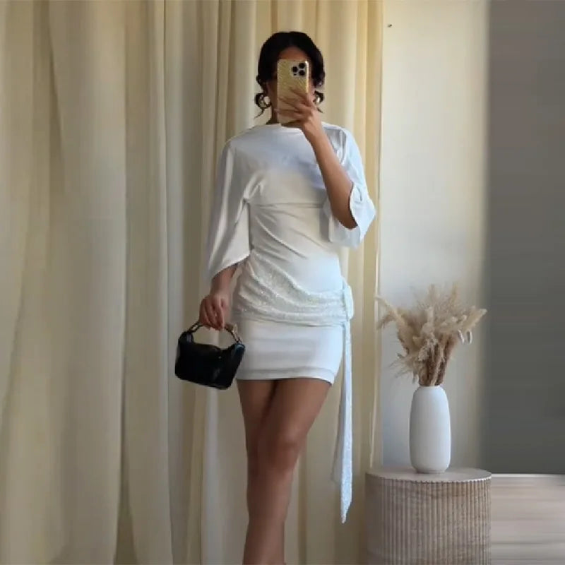 Elegante Mini Abito Bianco di Tendenza con Maniche a Pipistrello, Paillettes, Patchwork, Vita Arricciata e Laccetti, Vestito Aderente da Sera per Feste da Donna