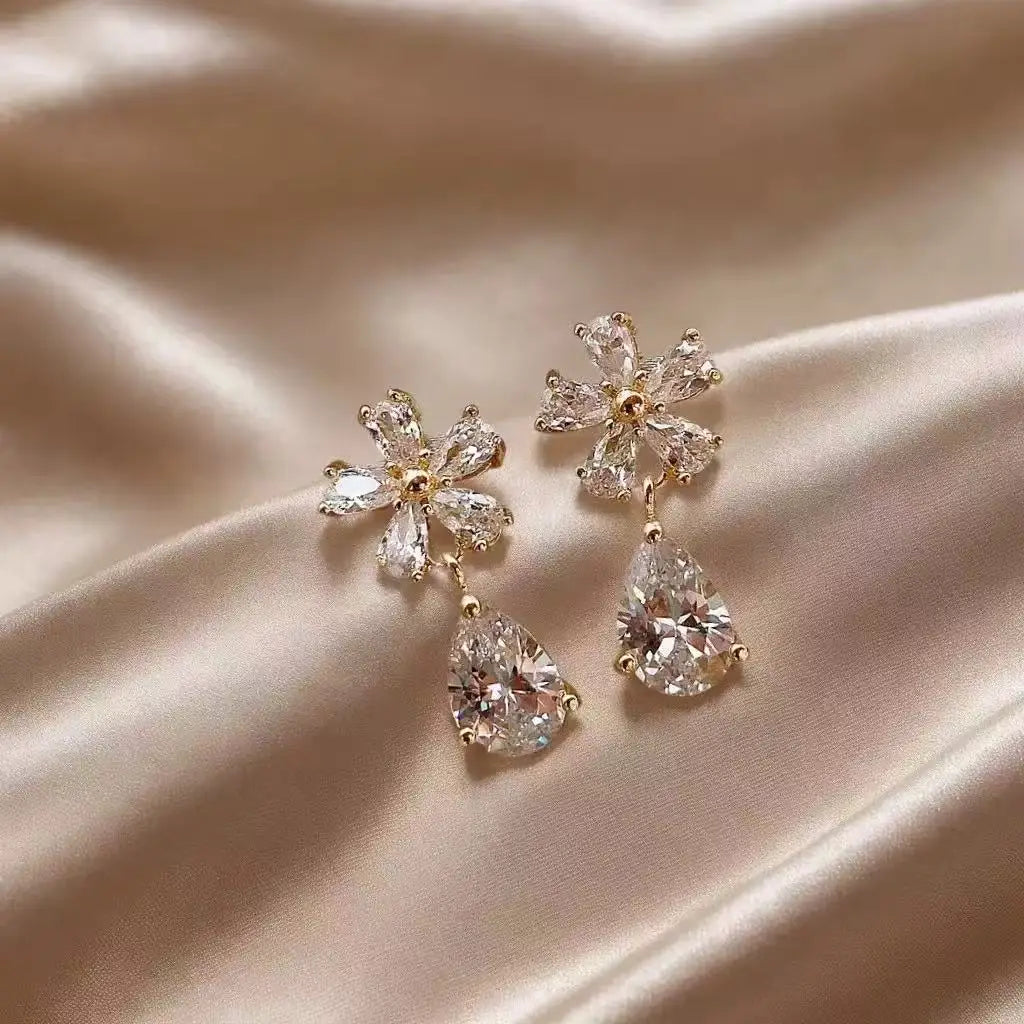 2 Orecchini da Donna di Lusso con Zirconi a Forma di Stella Marina e Conchiglia, Orecchini Semplici a Fiore e Foglia con Perle Imitazione, Gioielli per Feste e Matrimoni