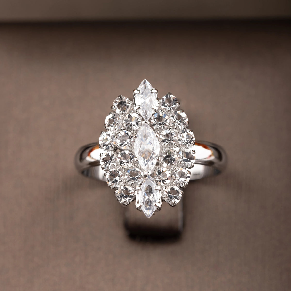 1 Set luxuriöses und elegantes Schmuckset mit glänzenden Zirkonia, dreilagiger, gestapelter Blütencluster-Dekoration, geeignet für Frauen für Hochzeiten und Bankette. Geschenkbox nicht enthalten