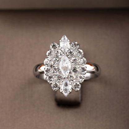 1 Set luxuriöses und elegantes Schmuckset mit glänzenden Zirkonia, dreilagiger, gestapelter Blütencluster-Dekoration, geeignet für Frauen für Hochzeiten und Bankette. Geschenkbox nicht enthalten
