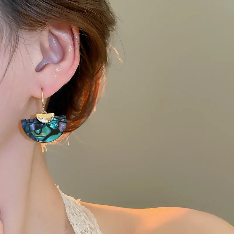 Orecchini Pendenti a Goccia con Conchiglia di Abalone per Donne, Orecchini Pendenti in Resina Colorata Effetto Sfumato, Gioielli per Orecchie a Semicerchio Eleganti K