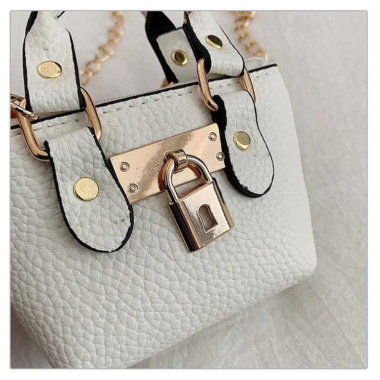 Borsa quadrata piccola da ragazza a tracolla per l'estate 2025, i nuovi bambini classici che portano una borsa a tracolla monospalla. portachiavi portafoglio
