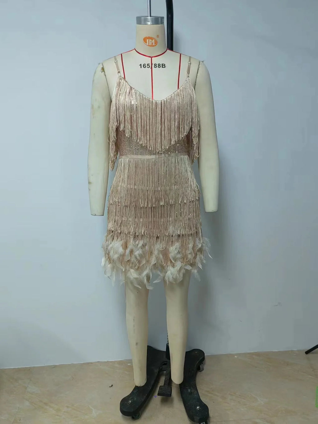 Abito estivo elegante con nappe e paillettes Abito da donna sexy sottile senza maniche con scollo a V a vita alta con bretelle e cuciture in piume