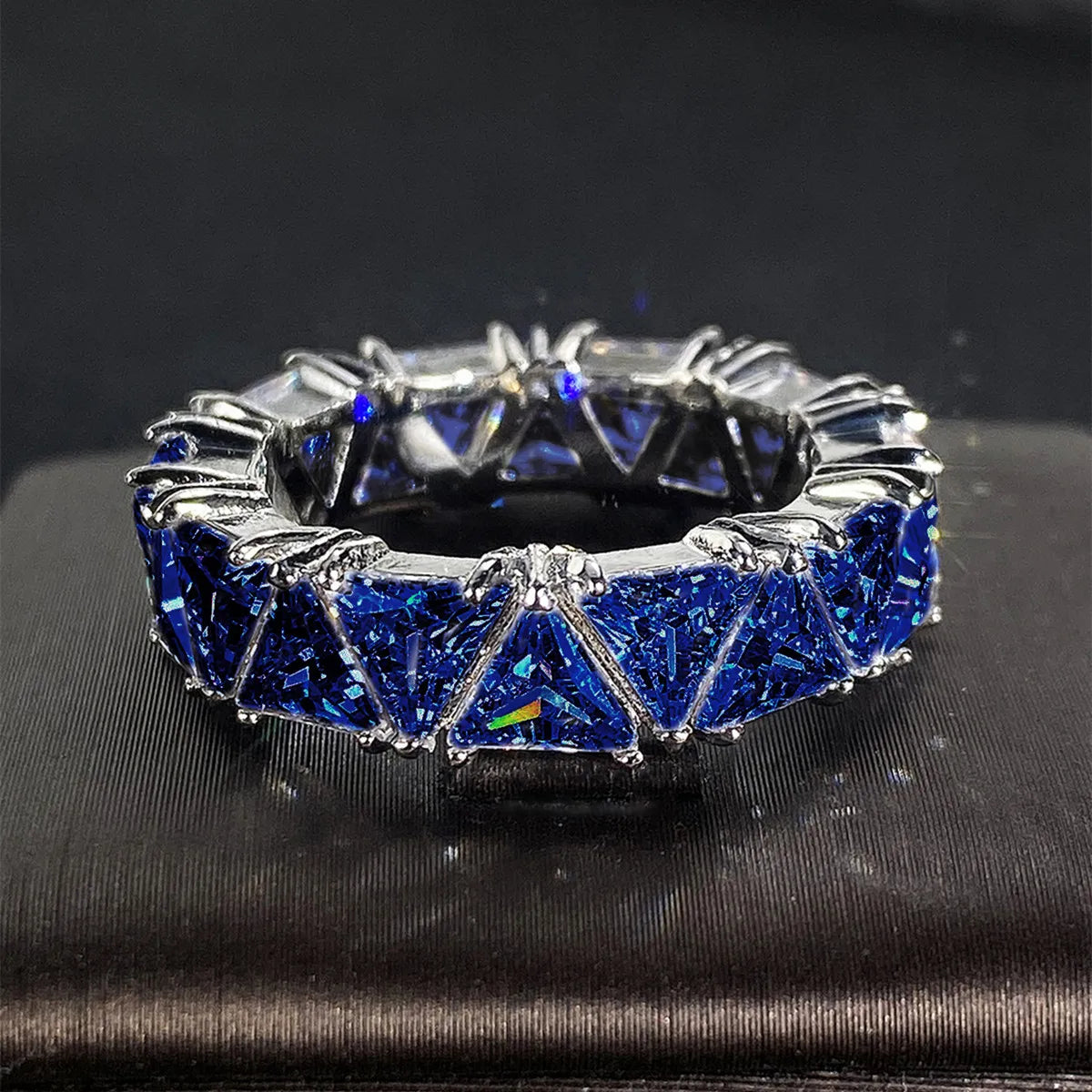 Huitan Fede nuziale di lusso Anelli di promessa per le donne Triangolo unico Design con zirconi cubici Nuovi gioielli alla moda di alta qualità Dropship