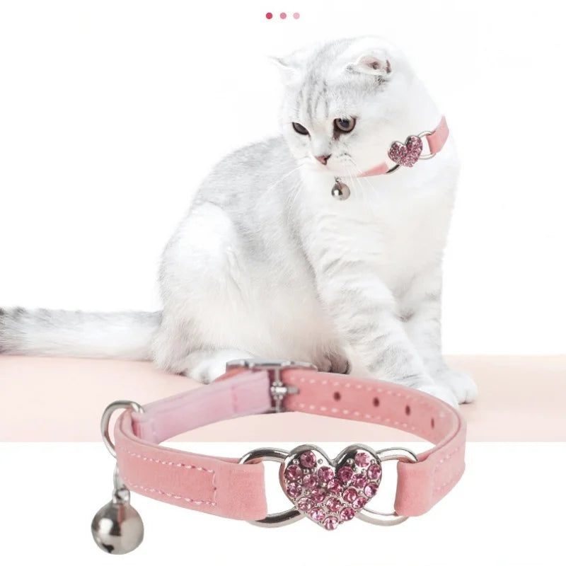 Collare per gatti a forma di cuore con campanello, elastico e regolabile, in morbido velluto con cristalli, per gattini e cuccioli, accessori per animali domestici