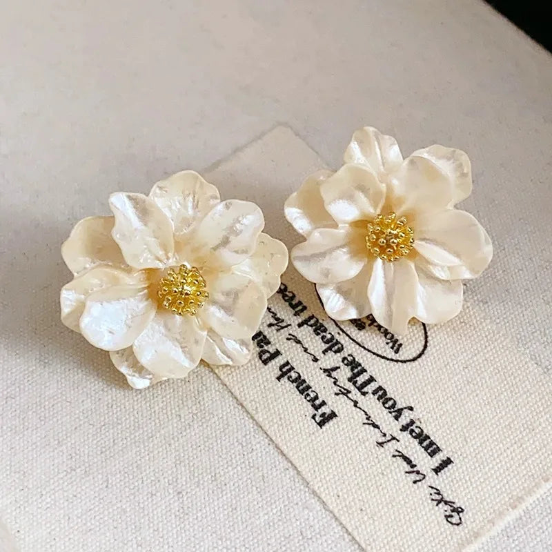 Orecchini a bottone da donna con fiore acrilico bianco Fiori piegati Moda coreana Petali dolci Orecchini femminili irregolari 2025 nuovo in