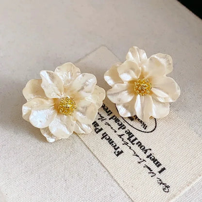 Orecchini a bottone da donna con fiore acrilico bianco Fiori piegati Moda coreana Petali dolci Orecchini femminili irregolari 2025 nuovo in