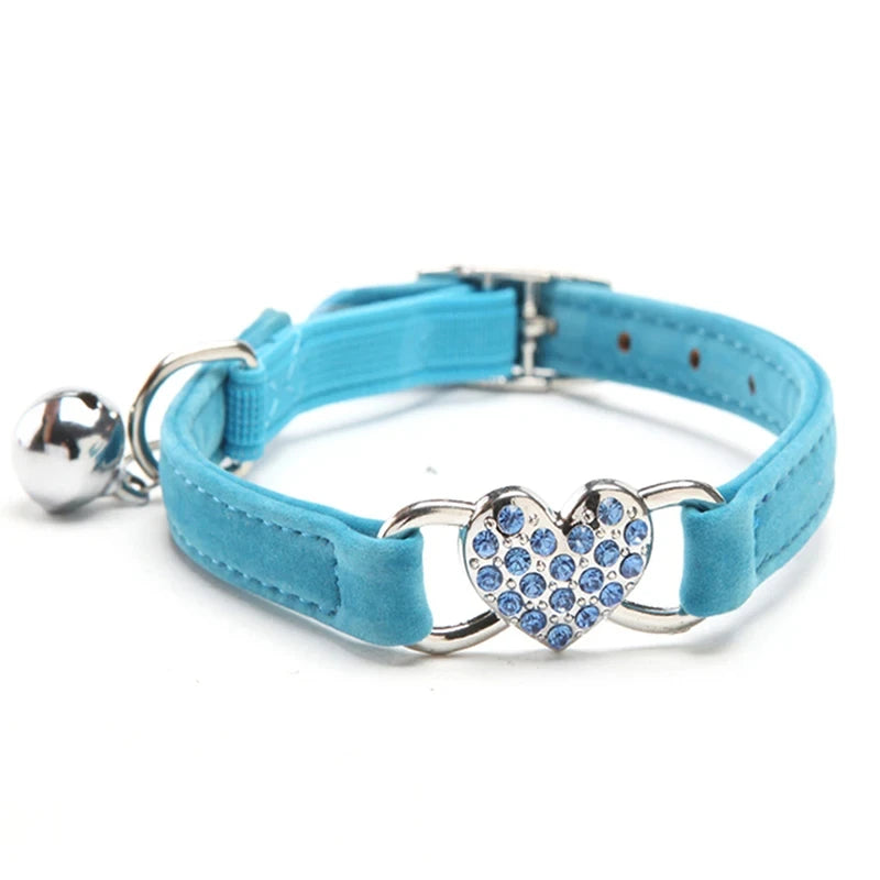 Collare per gatti a forma di cuore con campanello, elastico e regolabile, in morbido velluto con cristalli, per gattini e cuccioli, accessori per animali domestici