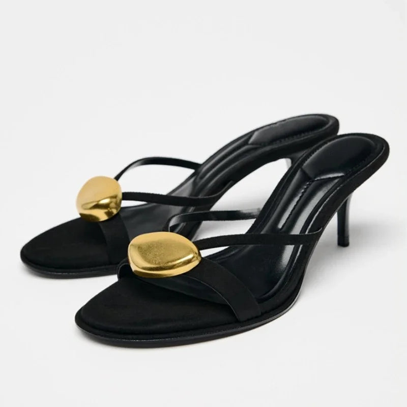 Estate 2025 Sandali col tacco alto neri decorativi in metallo Moda donna Punta tonda Punta aperta Pantofole sexy con tacco alto sottile Scarpe da donna