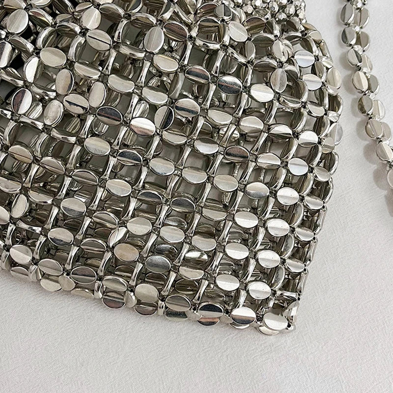 Borsa a tracolla intrecciata con perline fatta a mano di lusso francese leggera Borsa a tracolla versatile cava con design estivo in metallo 2025 per donna