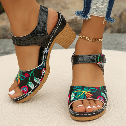 Sandali con plateau da donna 2024 estate sandali da spiaggia di nuova moda comodi sandali da esterno leggeri scarpe traspiranti per le donne