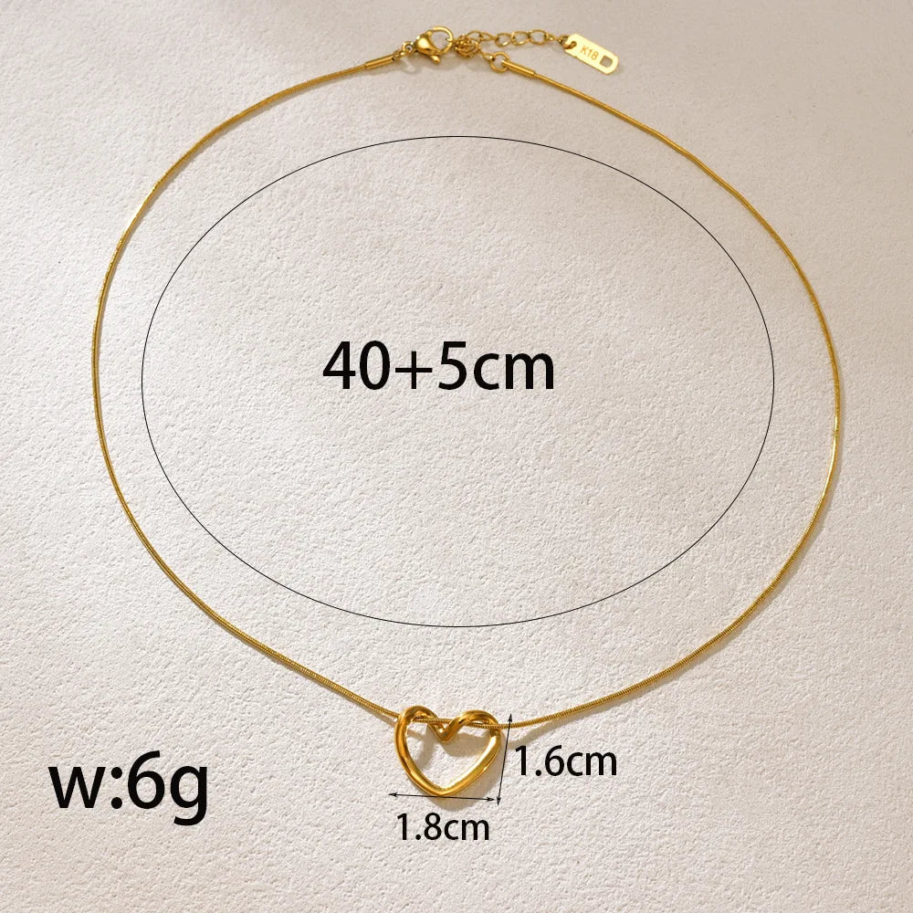 Collana da donna a cuore cavo in acciaio al titanio L40 con un design leggero e lussuoso, pendente a cuore, temperamento, catena alla clavicola