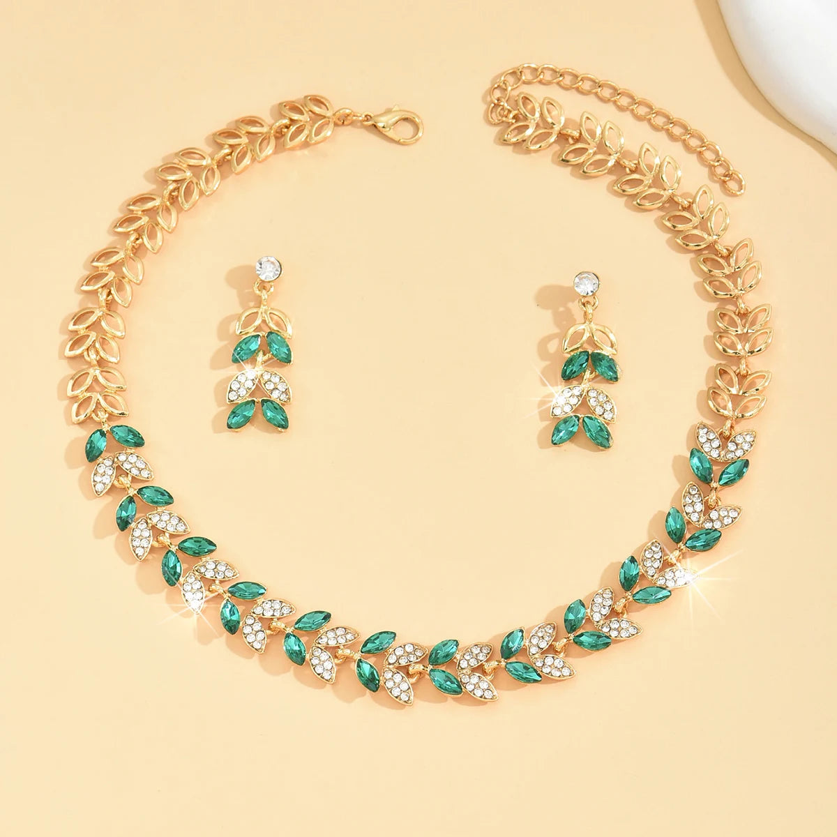 Boucles d'oreilles, colliers, parures de bijoux, mariages, fêtes et cadeaux de vacances en forme de feuilles à la mode pour femmes pour un usage quotidien.