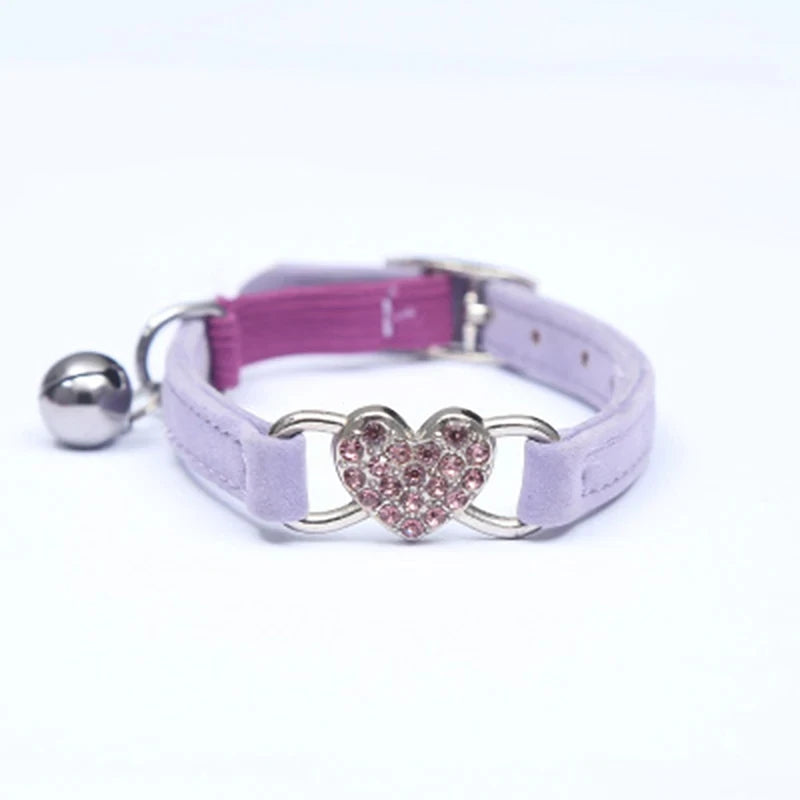 Collare per gatti a forma di cuore con campanello, elastico e regolabile, in morbido velluto con cristalli, per gattini e cuccioli, accessori per animali domestici