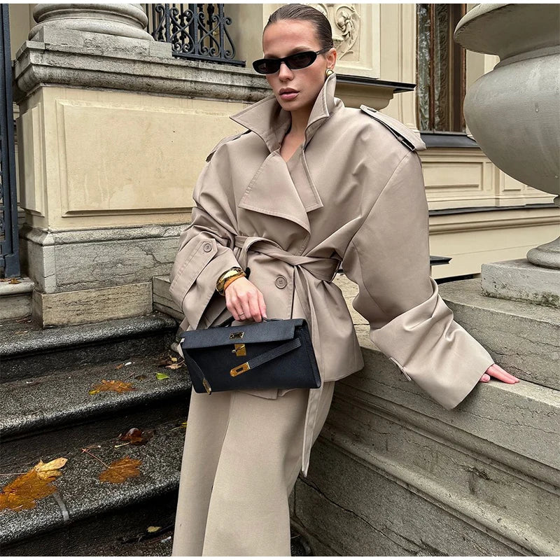 Trench con lacci con risvolto solido per le donne Moda maniche lunghe spalla larga cappotto corto allentato 2025 Nuovo autunno pendolari Outwear