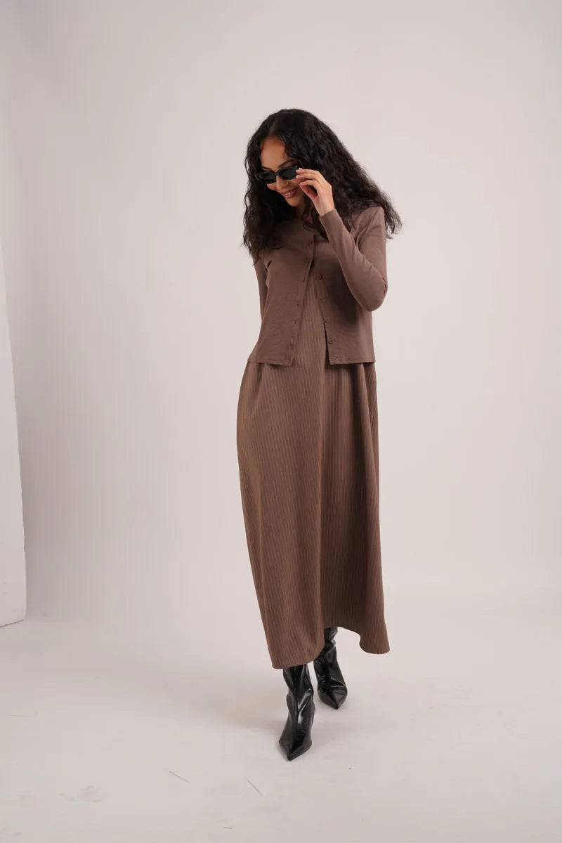 Collezione AW26 Pinstripe abbigliamento donna: cardigan a coste + gilet ricamato + abito sottoveste a righe sottili + gonna a righe sottili