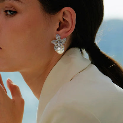 Bellissimi orecchini di perle imitazione fiore da donna di lusso intarsiato scintillante pietra CZ moda gioielli da sposa lotti all'ingrosso