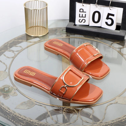Pantofole da donna nell'estate 2025 con fondo piatto in metallo, nuova moda, punta quadrata, scarpe da donna con tacco basso all'aperto alla moda