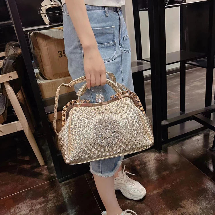 Borsa a tracolla di alta qualità da donna estate 2024 nuova borsa a tracolla di nicchia con texture esplosiva borsa di grande capacità tempestata di diamanti