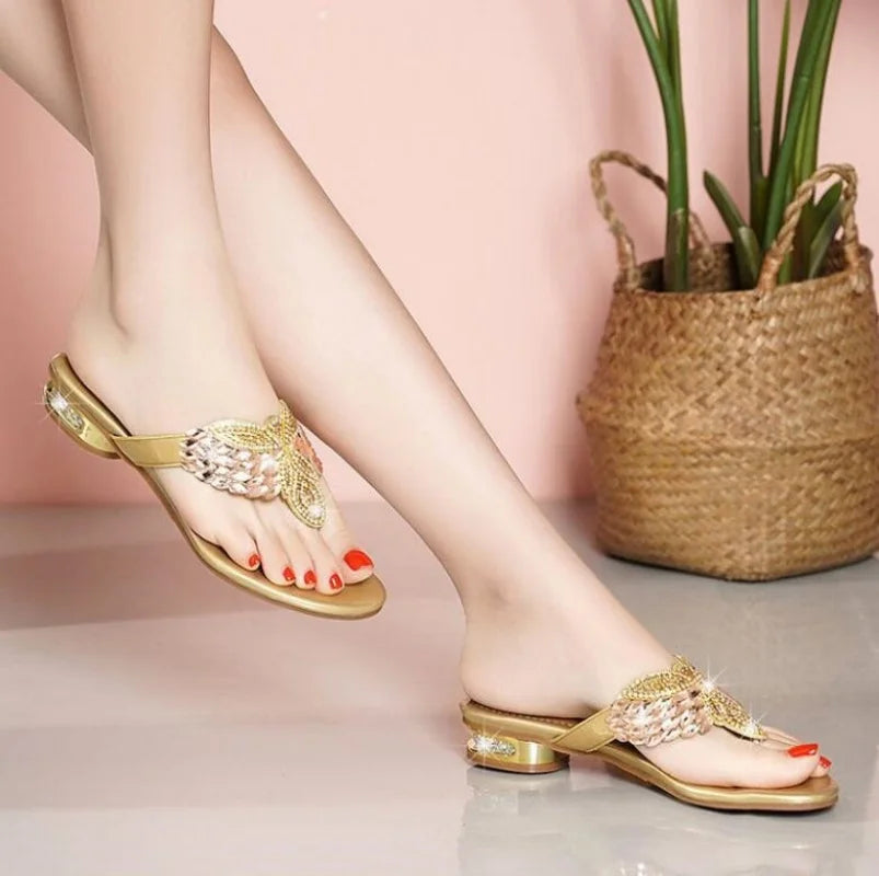 Nuove pantofole con diamanti d'acqua per capispalla estivi da donna, scarpe da spiaggia bohémien con tacco basso, infradito per le vacanze, sandali all'ingrosso