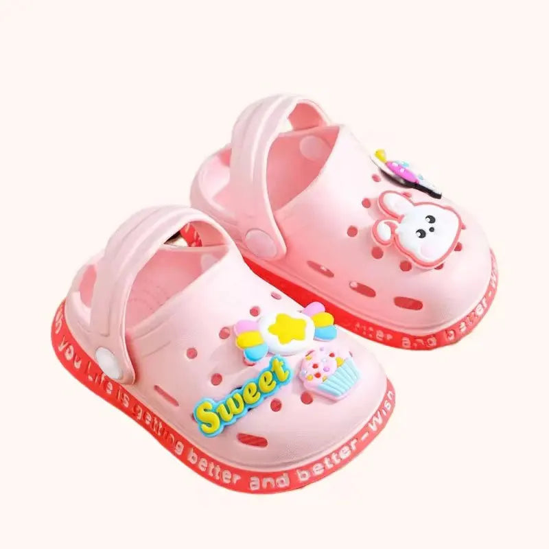 Sommerschuhe für Kinder Sandalen Loch Schuhe für Kinder Weiche rutschfeste Hausschuhe Cartoon-Design Loch Schuhe für Kinder Strandsand für Jungen Mädchen