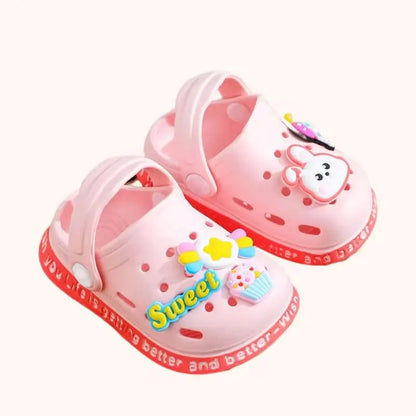 Sommerschuhe für Kinder Sandalen Loch Schuhe für Kinder Weiche rutschfeste Hausschuhe Cartoon-Design Loch Schuhe für Kinder Strandsand für Jungen Mädchen