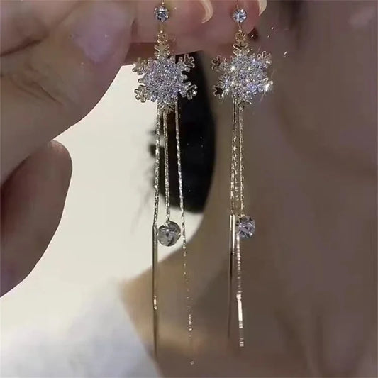Orecchini lunghi con nappa con fiocco di neve con strass scintillanti per le donne Squisito orecchino a goccia con fiore in zircone di cristallo Gioielli natalizi