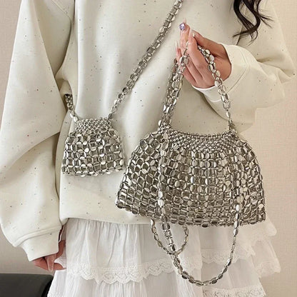 Borsa a tracolla intrecciata con perline fatta a mano di lusso francese leggera Borsa a tracolla versatile cava con design estivo in metallo 2025 per donna