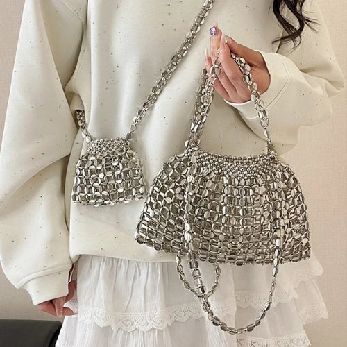 Borsa a tracolla intrecciata con perline fatta a mano di lusso francese leggera Borsa a tracolla versatile cava con design estivo in metallo 2025 per donna